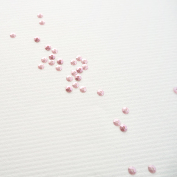 フランス製 スパンコール 3mm グレイッシュローズ（クリア系 / キュベット オートクチュール リュネビル刺繍 糸通し 3枚目の画像