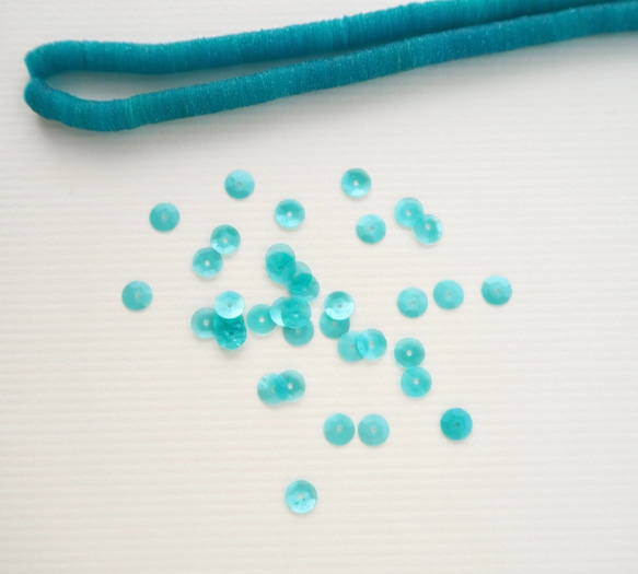 フランス製 スパンコール 5mm  ブルー/ キュベット オートクチュール刺繍 リュネビル刺繍 糸通し 2枚目の画像