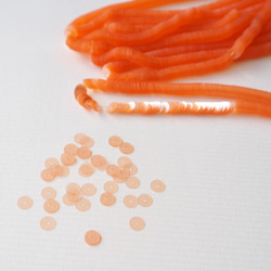 フランス製 スパンコール 4mm 透明ペールサーモン #PA06-P.SA / パイエット オートクチュール刺繍 糸通し 1枚目の画像