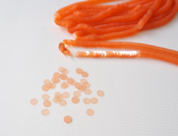 フランス製 スパンコール 4mm 透明ペールサーモン #PA06-P.SA / パイエット オートクチュール刺繍 糸通し 1枚目の画像
