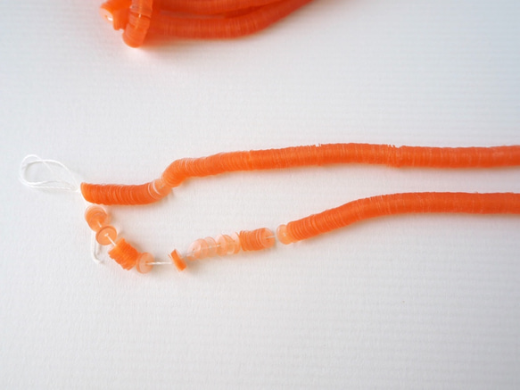 フランス製 スパンコール 4mm 透明ペールサーモン #PA06-P.SA / パイエット オートクチュール刺繍 糸通し 2枚目の画像