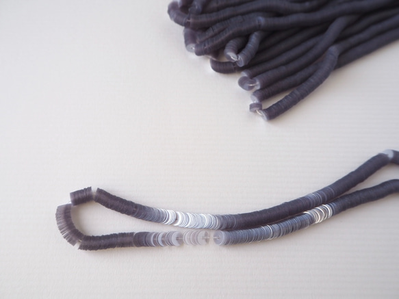 フランス製 スパンコール 4mm 透明ライトグレー #PA06-L.GY/ オートクチュール刺繍 リュネビル刺繍 糸通し 2枚目の画像