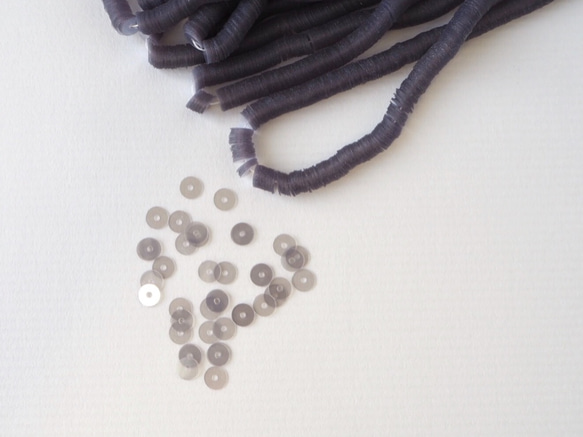フランス製 スパンコール 4mm 透明ライトグレー #PA06-L.GY/ オートクチュール刺繍 リュネビル刺繍 糸通し 1枚目の画像