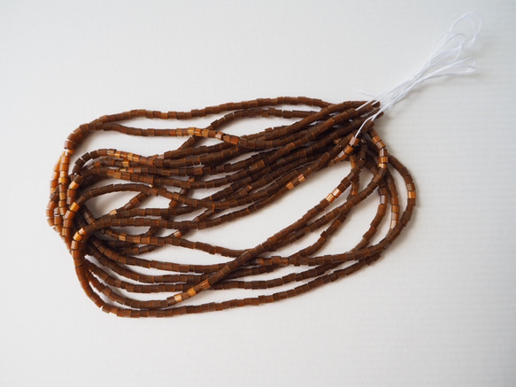 チェコ カットビーズ キャメルブラウン/ オートクチュール リュネビル刺繍 ビーズ刺繍 糸通し 2枚目の画像