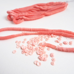 フランス製 スパンコール 4mm ベビーピンク / キュベット オートクチュール刺繍 リュネビル刺繍 糸通し 1枚目の画像
