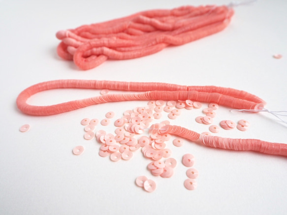 フランス製 スパンコール 4mm ベビーピンク / キュベット オートクチュール刺繍 リュネビル刺繍 糸通し 1枚目の画像