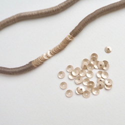 スパンコール 4mm ライトベージュ / キュベット オートクチュール刺繍 リュネビル刺繍 糸通し 1枚目の画像