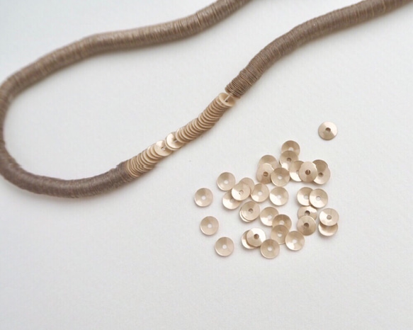 スパンコール 4mm ライトベージュ / キュベット オートクチュール刺繍 リュネビル刺繍 糸通し 1枚目の画像