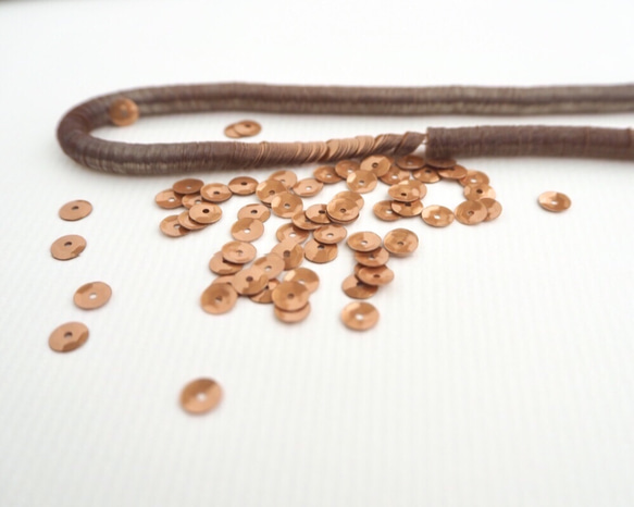 フランス製 スパンコール 5mm 1000枚 メタリックブラウン / キュベット オートクチュール刺繍 リュネビル刺繍 3枚目の画像
