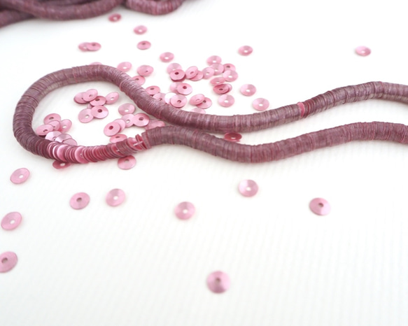フランス製 スパンコール 4mm 1000枚 サテンローズ / キュベット オートクチュール刺繍 リュネビル刺繍 2枚目の画像
