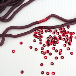 3mm スパンコール 1000枚 チェリーレッド / キュベット オートクチュール刺繍 リュネビル刺繍 糸通し 2枚目の画像
