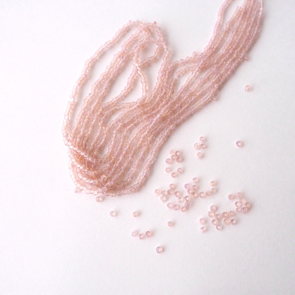 フランス製アンティークビーズ ヌードピンク 15〜13/0 #AP03-N.PK / リュネビル刺繍 糸通し 1枚目の画像