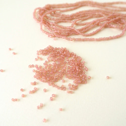 フランス製アンティークビーズ オパールピンク 15/0〜13/0 / オートクチュール刺繍 リュネビル刺繍 糸通し 1枚目の画像