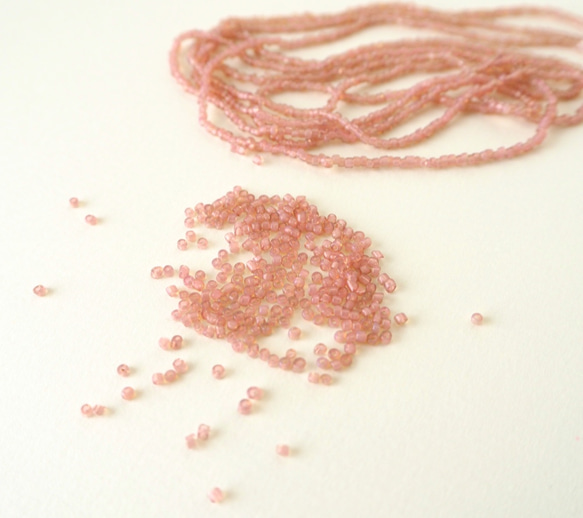 フランス製アンティークビーズ オパールピンク 15/0〜13/0 / オートクチュール刺繍 リュネビル刺繍 糸通し 1枚目の画像
