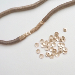 スパンコール 5mm ライトベージュ / キュベット オートクチュール刺繍 リュネビル刺繍 糸通し 1枚目の画像