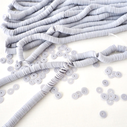 フランス製 スパンコール 4mm ライトグレー #PA11-L.GY4 / パイエット リュネビル刺繍 糸通し 1枚目の画像