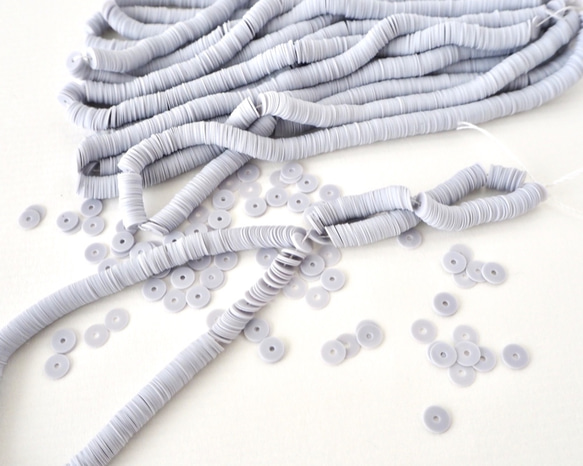 フランス製 スパンコール 4mm ライトグレー #PA11-L.GY4 / パイエット リュネビル刺繍 糸通し 1枚目の画像