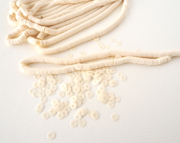 フランス製 スパンコール 4mm クリーム #PA11-CR4/ オートクチュール刺繍 リュネビル刺繍 糸通し 1枚目の画像
