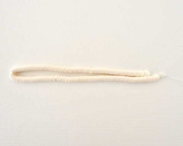 フランス製 スパンコール 4mm クリーム #PA11-CR4/ オートクチュール刺繍 リュネビル刺繍 糸通し 2枚目の画像