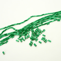 アンティークヴェネチアンチューブビーズ 4mm グリーン/ オートクチュール刺繍 リュネビル刺繍 糸通し 1枚目の画像