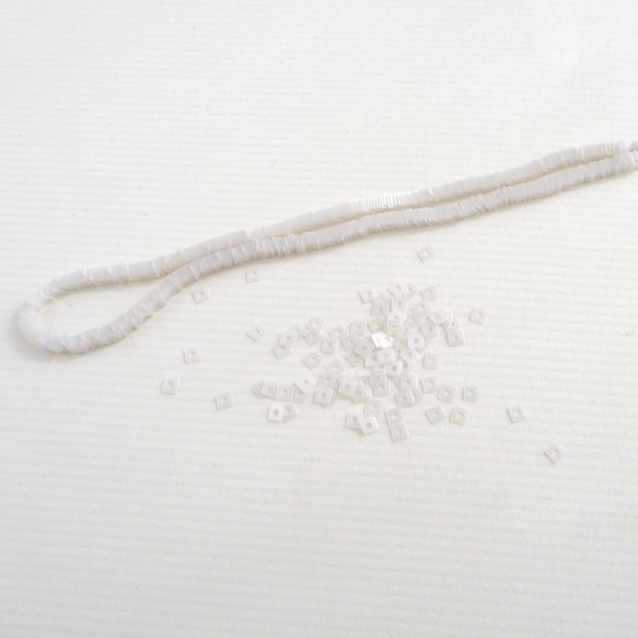 スパンコール スクエア 2mm 1000枚 パールホワイト / オートクチュール刺繍 リュネビル刺繍 糸通し 1枚目の画像