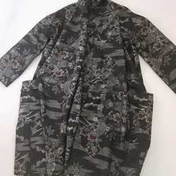 着物リメイク 大島 ロングカーディガン フレアーコート和柄 花柄  黒 M～XLサイズ ハンドメイド 1枚目の画像