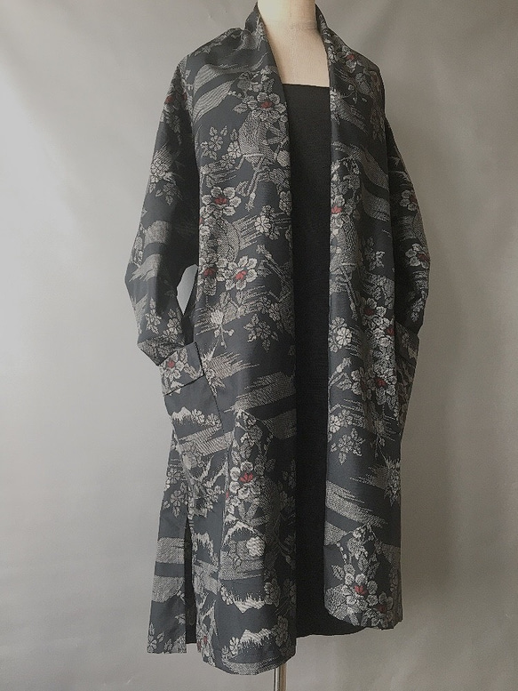 着物リメイク 大島 ロングカーディガン フレアーコート和柄 花柄  黒 M～XLサイズ ハンドメイド 2枚目の画像