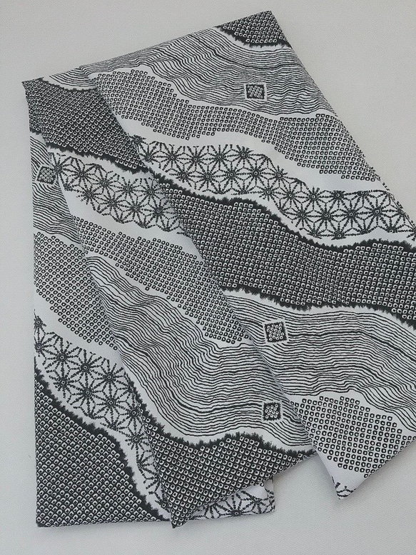 着物リメイク ストール マフラー 絞り柄 フォーマル 男女兼用 ユニセックス 和小物 和装 和柄 白黒 7枚目の画像