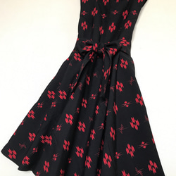 着物リメイク 絣でワンピース たっぷりフレアスカート 黒 赤 M〜LL 1枚目の画像