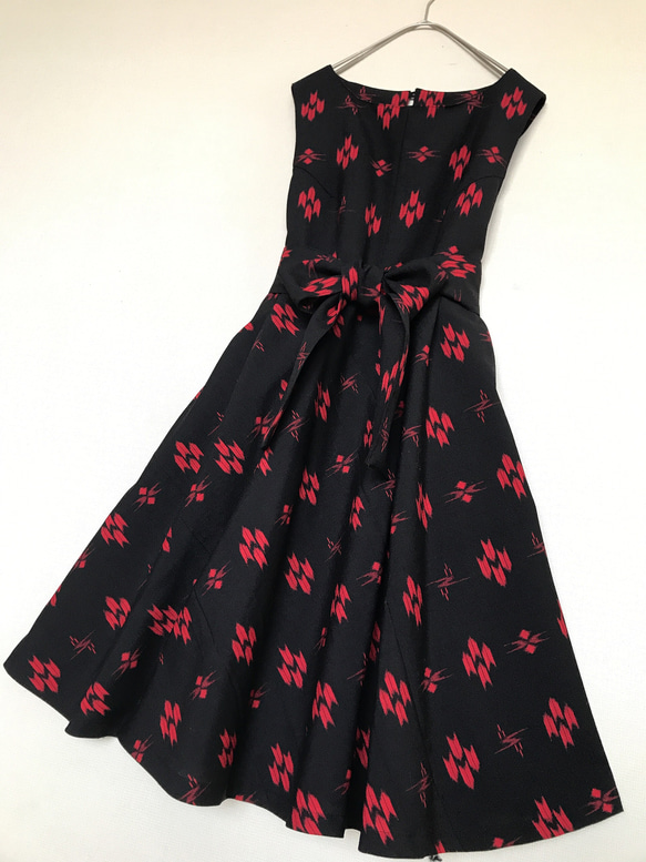 着物リメイク 絣でワンピース たっぷりフレアスカート 黒 赤 M〜LL 1枚目の画像