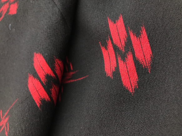 着物リメイク 絣でワンピース たっぷりフレアスカート 黒 赤 M〜LL 2枚目の画像