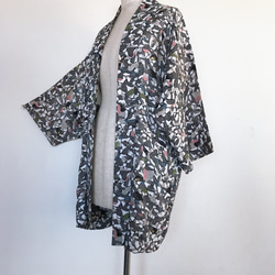 着物リメイク  羽織 和コート ロングカーディガン ユニセックス 男女兼用 和装 総柄 白地 着物風コート 3枚目の画像