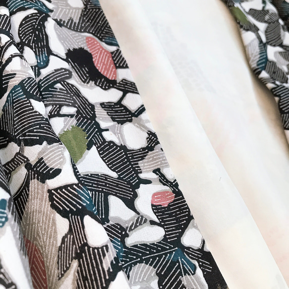 着物リメイク  羽織 和コート ロングカーディガン ユニセックス 男女兼用 和装 総柄 白地 着物風コート 9枚目の画像
