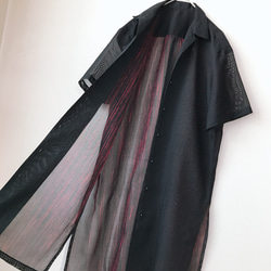 着物リメイク ロングシャツ 半袖シャツ オープンカラー 深スリット ゆったり フリー 黒×赤 和柄 裏縦縞 無地 1枚目の画像
