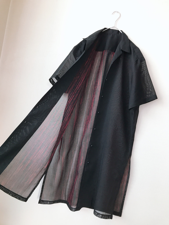 着物リメイク ロングシャツ 半袖シャツ オープンカラー 深スリット ゆったり フリー 黒×赤 和柄 裏縦縞 無地 1枚目の画像