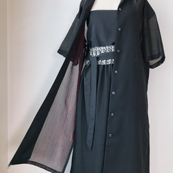 着物リメイク ロングシャツ 半袖シャツ オープンカラー 深スリット ゆったり フリー 黒×赤 和柄 裏縦縞 無地 6枚目の画像