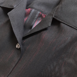 着物リメイク ロングシャツ 半袖シャツ オープンカラー 深スリット ゆったり フリー 黒×赤 和柄 裏縦縞 無地 9枚目の画像
