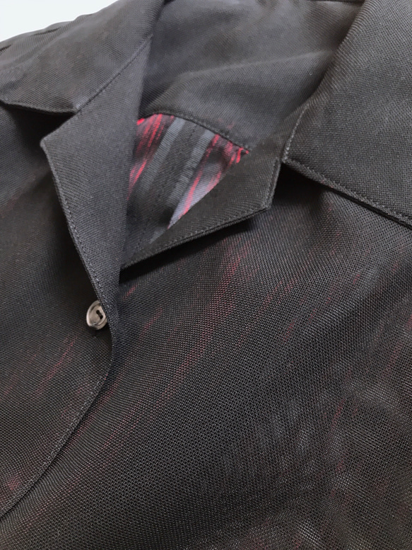 着物リメイク ロングシャツ 半袖シャツ オープンカラー 深スリット ゆったり フリー 黒×赤 和柄 裏縦縞 無地 9枚目の画像