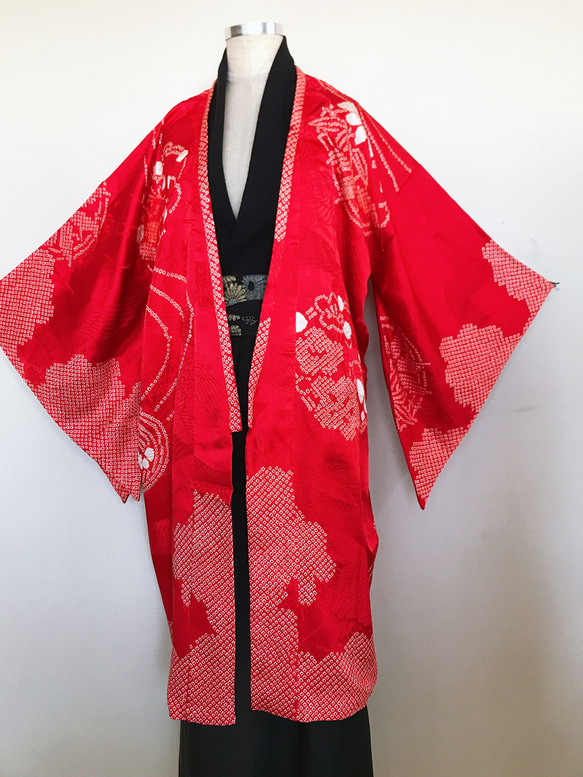 着物リメイク 鶴と絞りの変形袖カーディガン 羽織 着物風 和装 和柄 衣装 和柄 ロング 赤 フリーサイズ(B47) 2枚目の画像