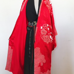 着物リメイク 鶴と絞りの変形袖カーディガン 羽織 着物風 和装 和柄 衣装 和柄 ロング 赤 フリーサイズ(B47) 5枚目の画像