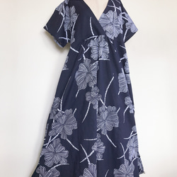 浴衣リメイク カシュクールデザイン ロングワンピース ベルト付 花柄 紺色 M〜LL (A702) 1枚目の画像