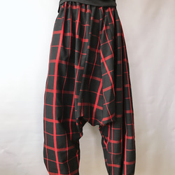 着物リメイク サルエルパンツ ユニセックス ゆったり ボリューム 和柄 縞模様 チェック 黒×赤 w60〜100cm 4枚目の画像