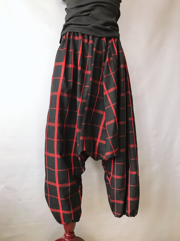 着物リメイク サルエルパンツ ユニセックス ゆったり ボリューム 和柄 縞模様 チェック 黒×赤 w60〜100cm 4枚目の画像