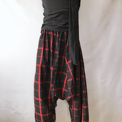 着物リメイク サルエルパンツ ユニセックス ゆったり ボリューム 和柄 縞模様 チェック 黒×赤 w60〜100cm 6枚目の画像