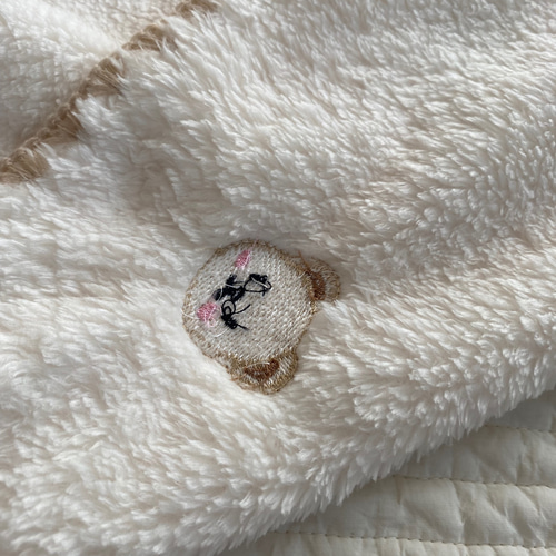 ベア刺しゅうのブランケット