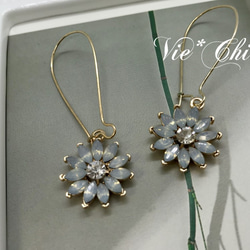 Vie*Chic ★クリア×ホワイトオパール★キラキラ輝くお花のフックピアス★フラワー（大） 1枚目の画像