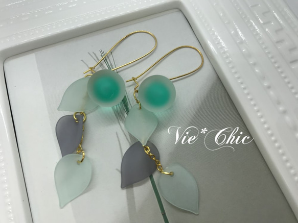 Vie*Chic ★3wayピアス★涼し気な氷のグリーンボール×花びらがシャラシャラ♪揺れる 2枚目の画像