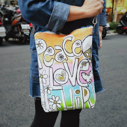 Peace&Love字母牛仔肩背包(白) 第3張的照片