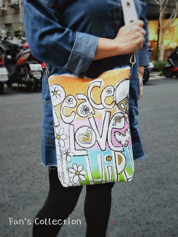 Peace&Love字母牛仔肩背包(白) 第3張的照片