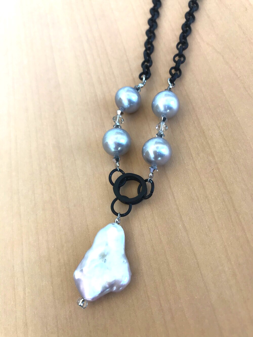 グレーパールと淡水バロックパールの組み合わせのネックレス